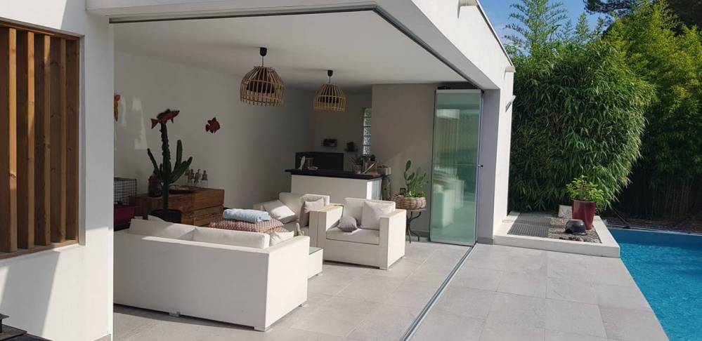 Pose de rideau de verre au bord d'une piscine pour fermer une loggia à Sanary sur mer (2)