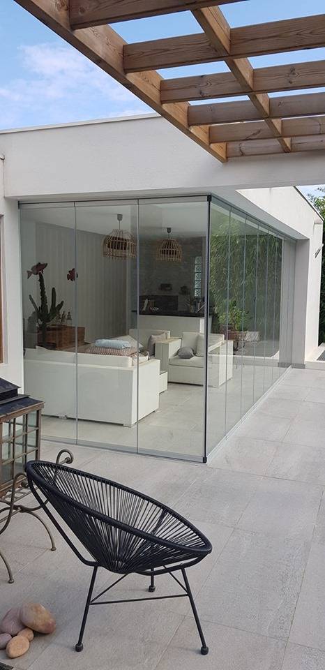 Pose de rideau de verre au bord d'une piscine pour fermer une loggia à Sanary sur mer (1)