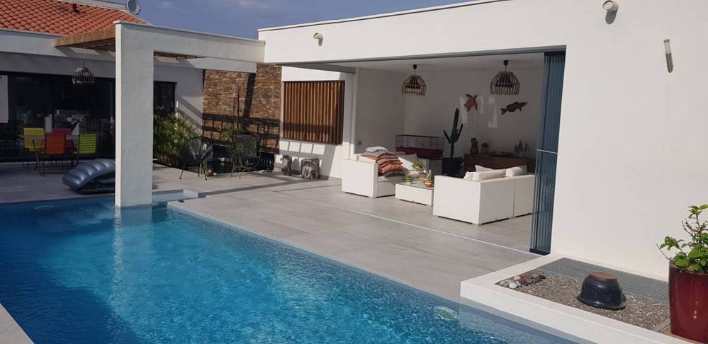 Pose de rideau de verre au bord d'une piscine pour fermer une loggia à Sanary sur mer (3)