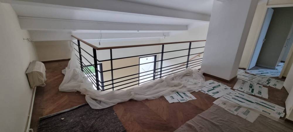 Fabrication d'un garde corps ainsi qu'un escalier en bois dans une villa rénovée da (1)