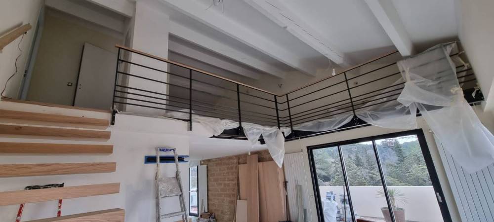 Fabrication d'un garde corps ainsi qu'un escalier en bois dans une villa rénovée 