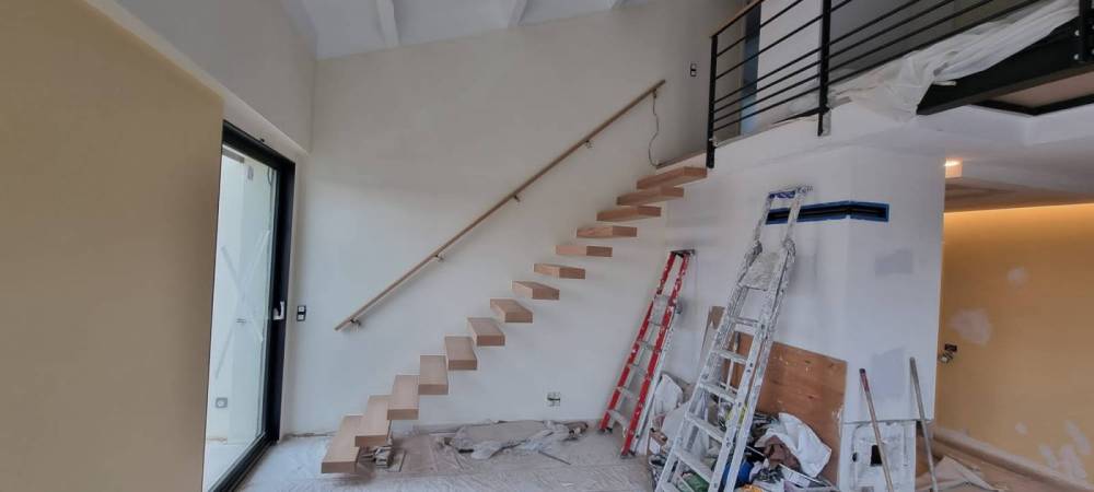 Fabrication d'un garde corps ainsi qu'un escalier en bois dans une villa rénovée  (4)
