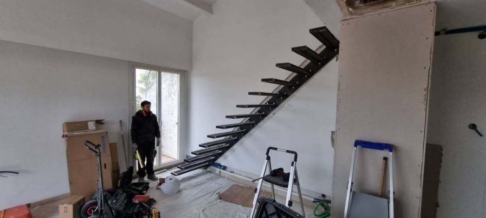 Fabrication d'un garde corps ainsi qu'un escalier en bois dans une villa rénovée  (7)