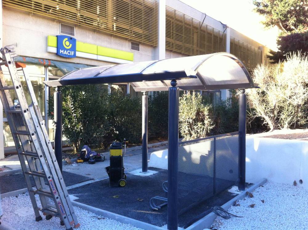 Fabrication et pose d'une structure métallique en guise de range vélo pour un professio