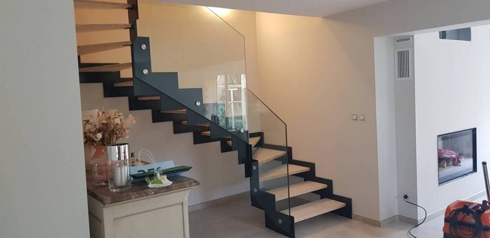 Fabrication d'un escalier en métal, bois et verre pour un particulier dans les bouches du rh (3)