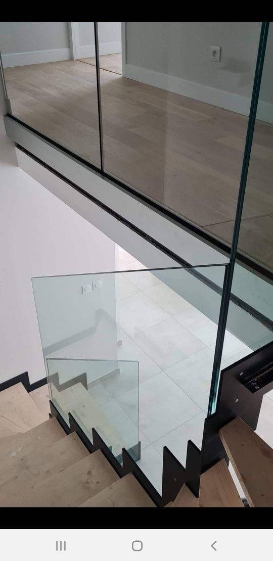 Fabrication d'un escalier en métal, bois et verre pour un particulier dans les bouches du rh