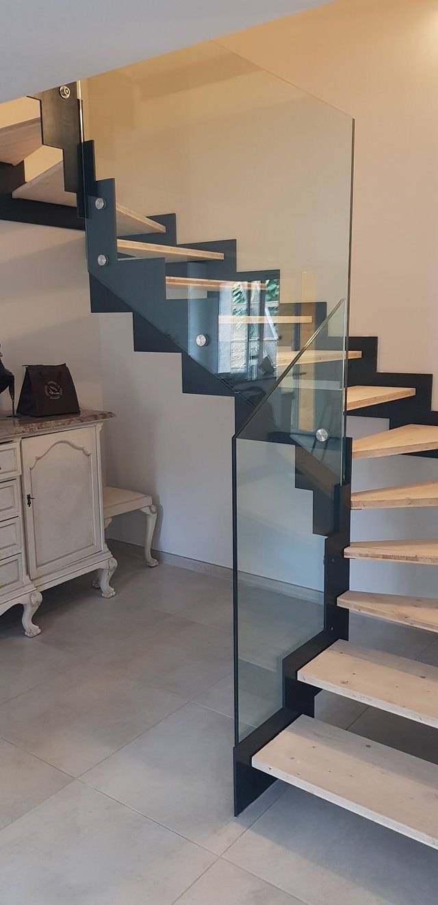Fabrication d'un escalier en métal, bois et verre pour un particulier dans les bouches du rhon (1)
