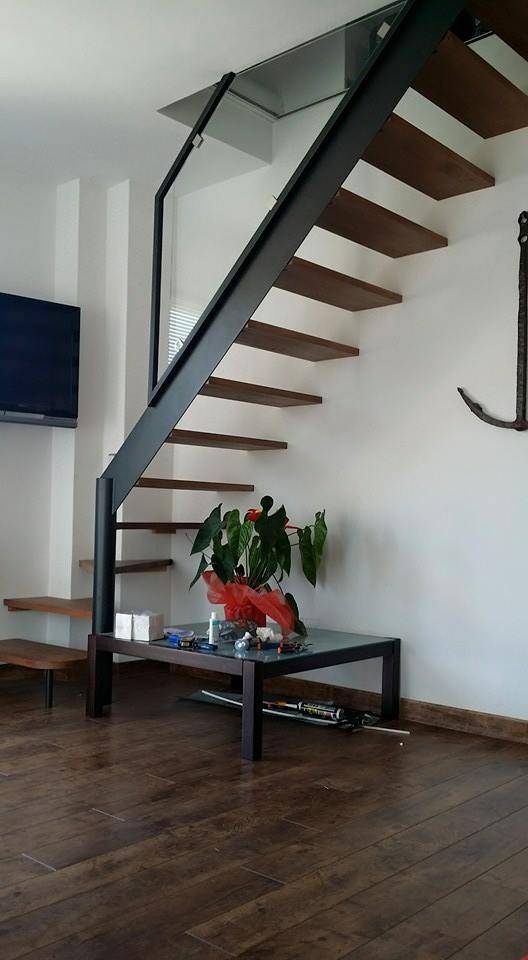 Fabrication et pose d'un escalier en métal et bois sur mesure pour une villa à Aubagne (1)