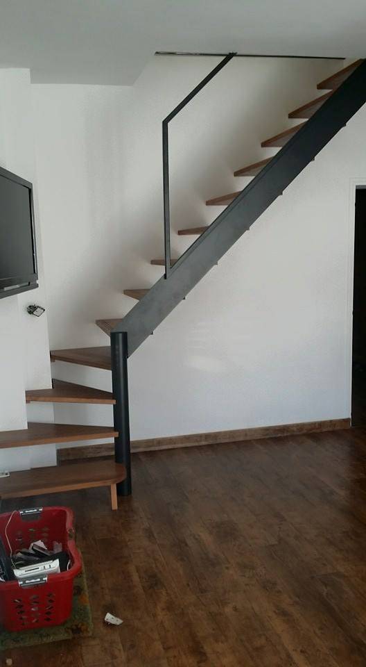 Fabrication et pose d'un escalier en métal et bois sur mesure pour une villa à Aubagne (2)