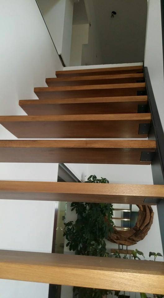 Fabrication et pose d'un escalier en métal et bois sur mesure pour une villa à Aubagne (3)