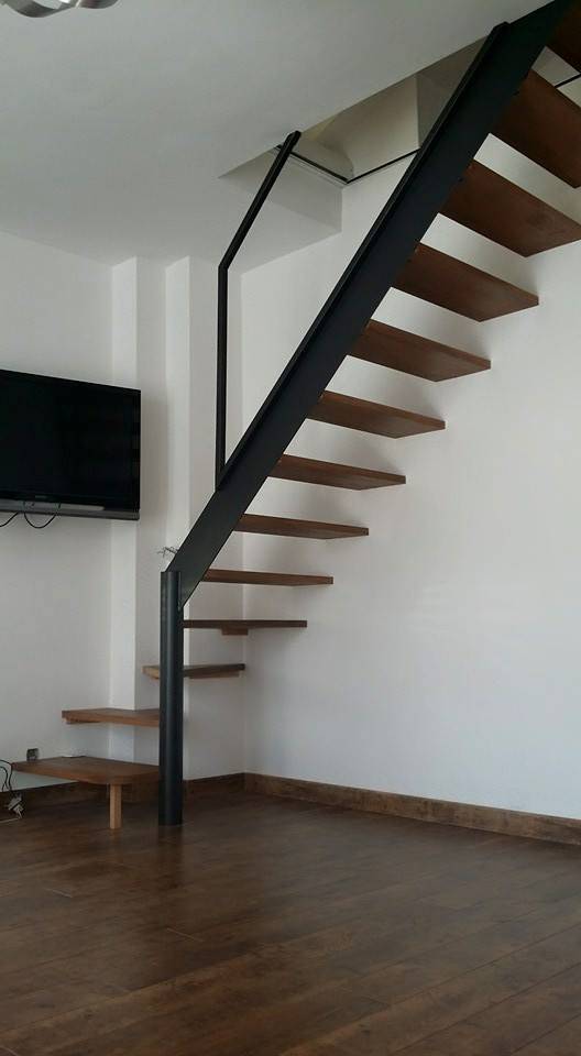 Fabrication et pose d'un escalier en métal et bois sur mesure pour une villa à Aubagne (4)
