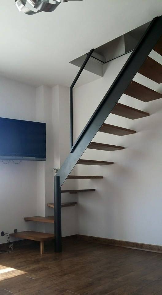 Fabrication et pose d'un escalier en métal et bois sur mesure pour une villa à Aubagne (5)