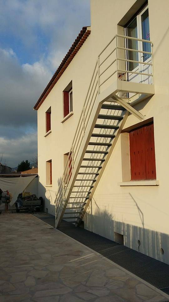 Fabrication et pose d'un escalier sur mesure pour une villa à Aubagne (1)